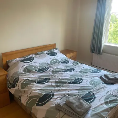 Spacious One Bedroom Apt Lägenhet